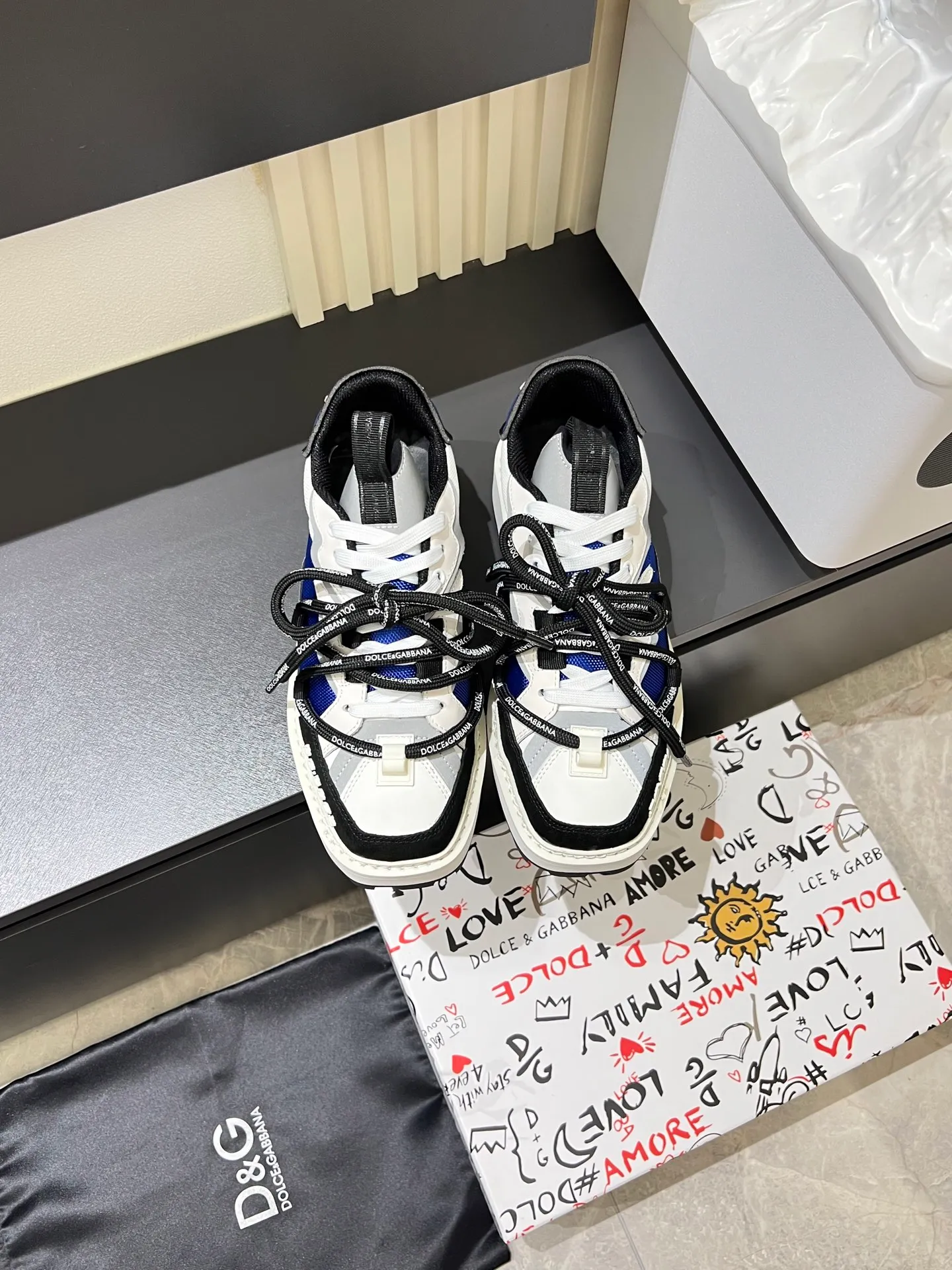 Men's men's shoes💰p640 Dolce&Gabbana/Dolce & Gabbana men's new casual sports shoes This sneaker is made of multiple materials. The nylon fabric upper is integrated with glossy leather, suede leather and rubber elements, and is decorated with reflective details. It has a silk-screen logo and a dual design of thick round and flat laces. It has a square toe, rubber foam midsole and gear pattern rubber composite sole decorated with the iconic "DG" logo. The shoe body is decorated with three-dimensional labels with the brand logo in many places. The style is fashionable and elegant, and the unique design is presented in a dazzling and modern new language. The fabric lining is paired with logo cowhide feet for a stylish and stylish look! Comes with a full set of packaging! Size: 38-44 leather shoe size (45.46 can be customized but does not support returns)